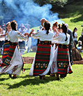 Danza tradicional: Horo (Danza circular en cadena, símbolo de unidad)